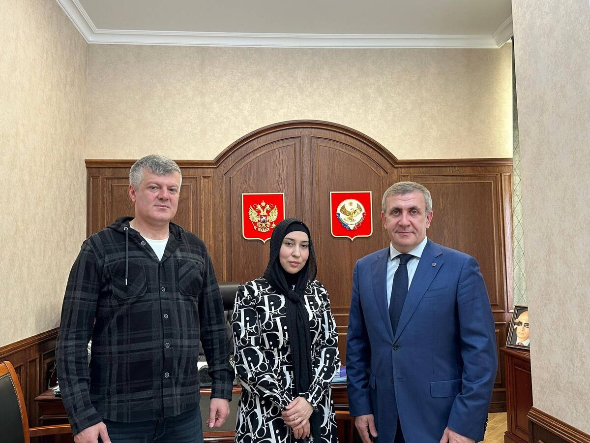 Фаима Шоюбова (в центре)