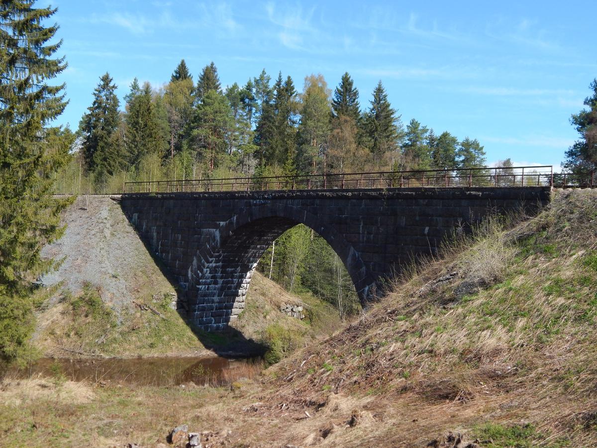 Арочный ж/д мост в поселке Харлу.