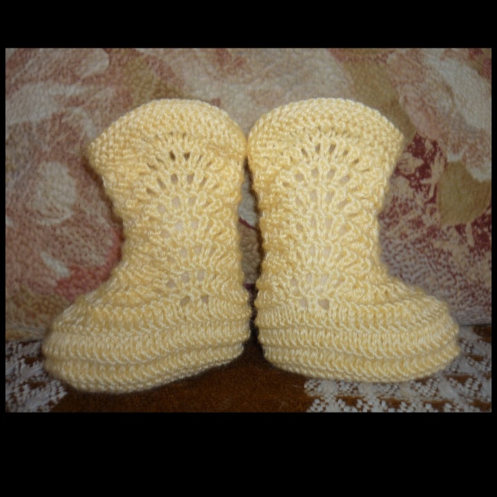 Она называет валенки.