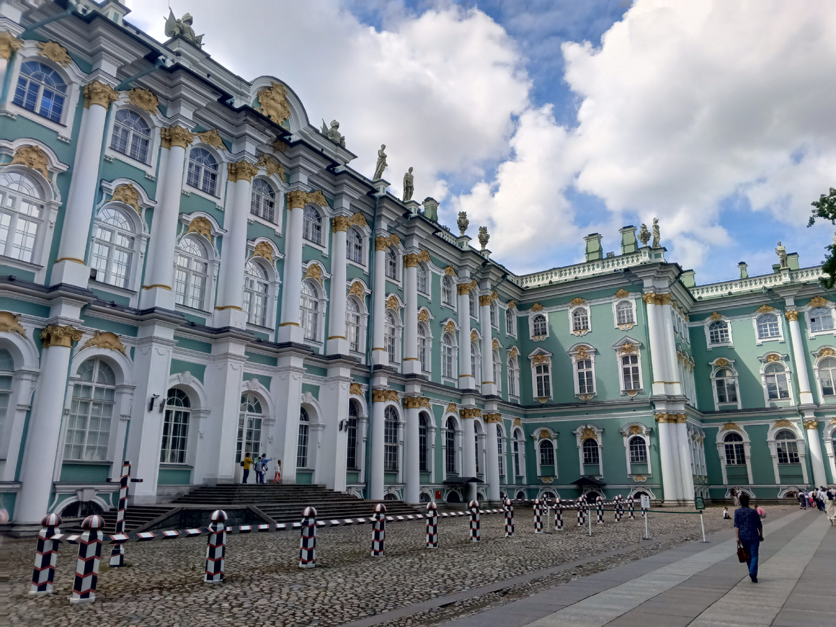 Во внутреннем дворике Зимнего дворца по пути в кассовый зал