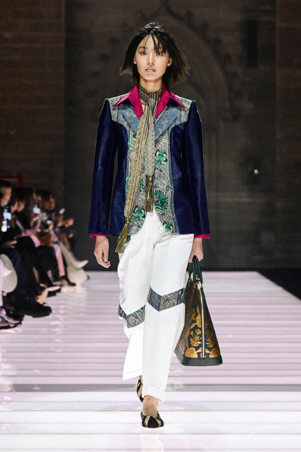 Показ коллекции Louis Vuitton Cruise 2026 в Папском дворце в Авиньоне, Франция