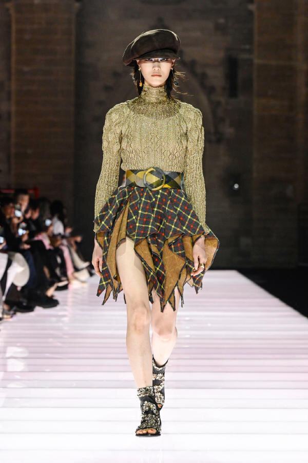 Показ коллекции Louis Vuitton Cruise 2026 в Папском дворце в Авиньоне, Франция