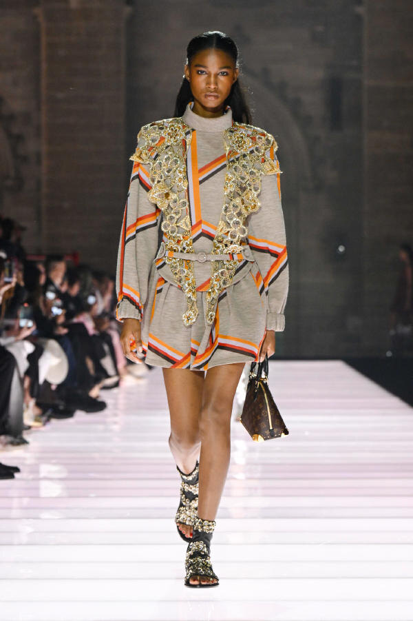 Показ коллекции Louis Vuitton Cruise 2026 в Папском дворце в Авиньоне, Франция