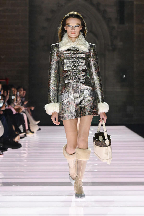 Показ коллекции Louis Vuitton Cruise 2026 в Папском дворце в Авиньоне, Франция