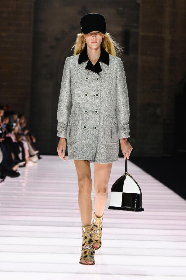 Показ коллекции Louis Vuitton Cruise 2026 в Папском дворце в Авиньоне, Франция