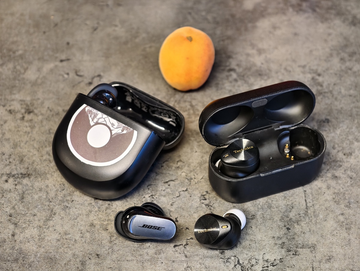 Сабж - слева, абрикос - для красоты.