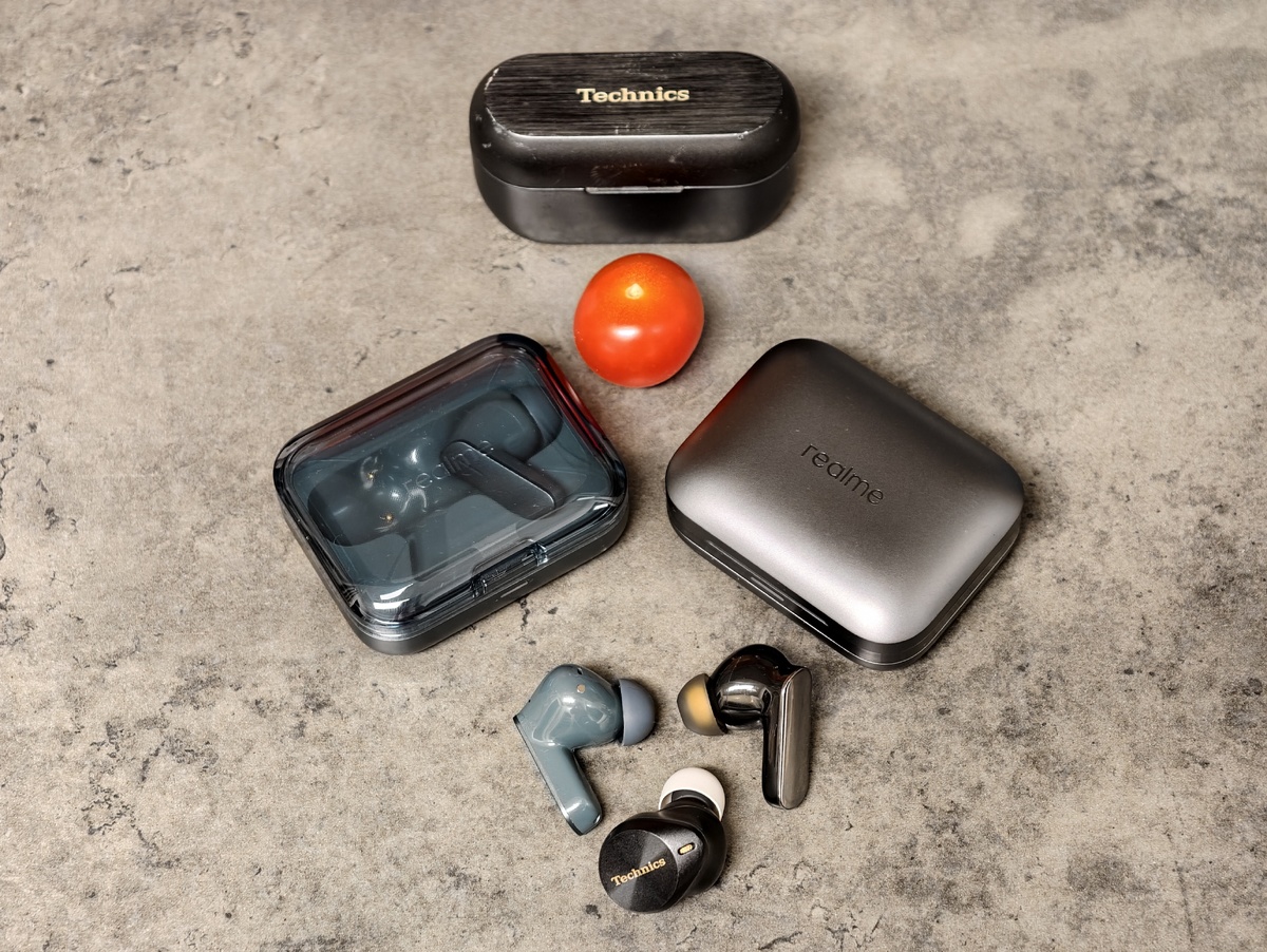 Realme 7 (слева) vs Realme 7 Pro и Technics AZ80 (сверху).