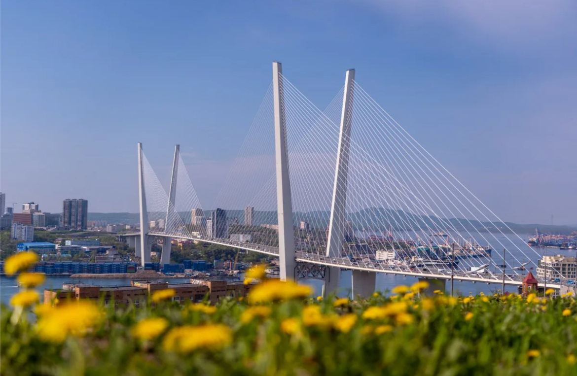 Золотой мост через бухту Золотой Рог во Владивостоке
