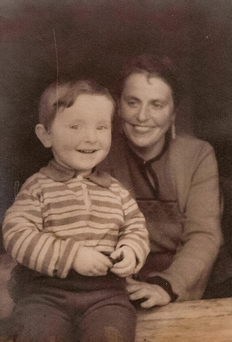 Бродский с матерью Марией Моисеевной Вольперт, 1942 (с) Александр Бродский / Государственный литературно-мемориальный музей Анны Ахматовой в Фонтанном Доме