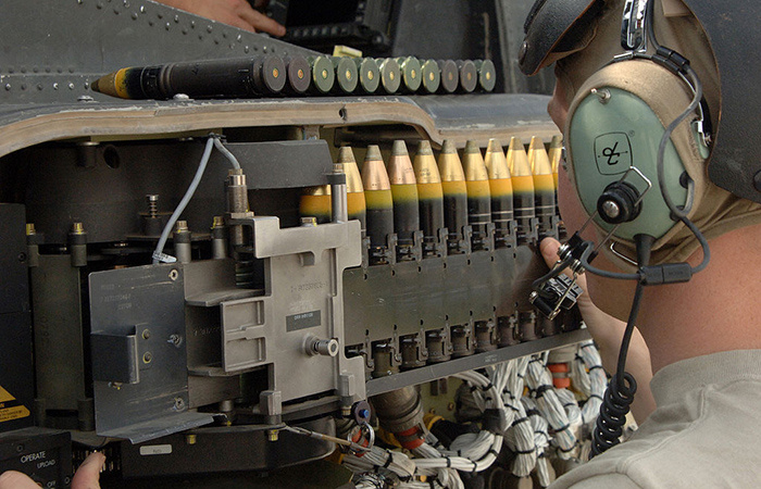 Загрузка боеприпасов в вертолёт./ Фото: wikipedia.org