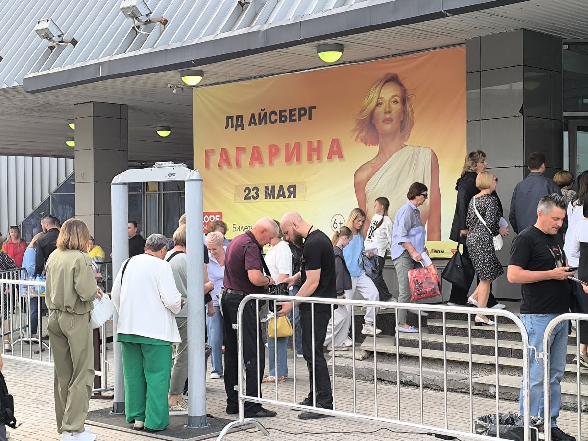 Проверяли сумочки, отбирали воду, всё строго (© Анна, «Маяк энерджайзера»)