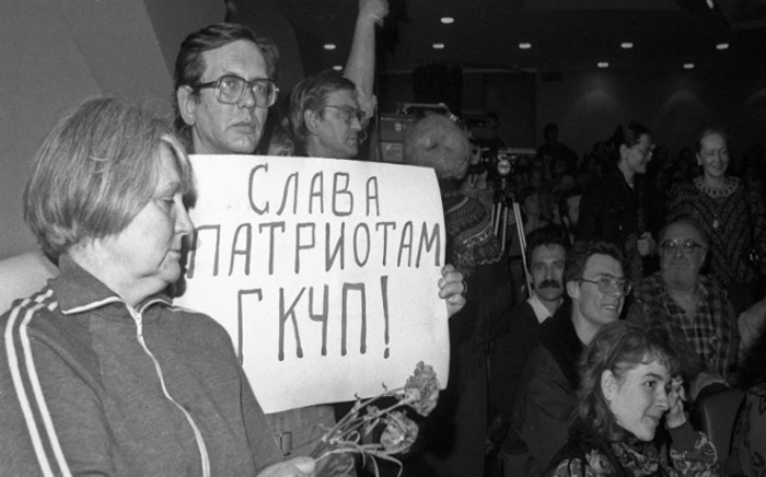 Страна поделилась на сторонник переворота... /Фото: kprf.ru.