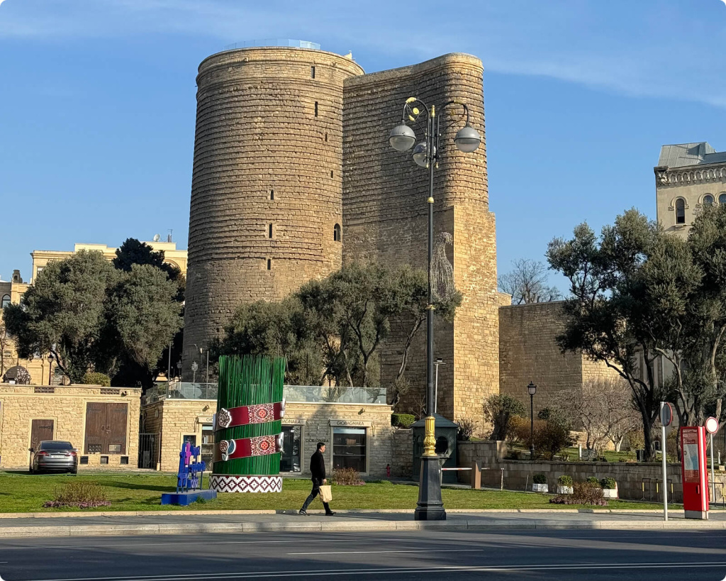 Пока исследователи не пришли к единому выводу о назначении башни, её облик порождает различные легенды. Азербайджанский поэт и драматург Джафар Джаббарлы даже развил сюжет в поэму, которая так и называется: «Девичья башня». Фото: Анастасия Зубарева