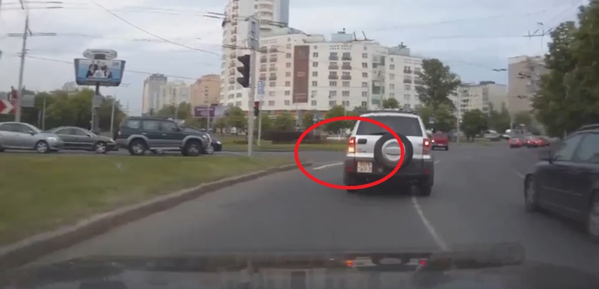 Перед заездом на круговое движение включил левый указатель поворота
