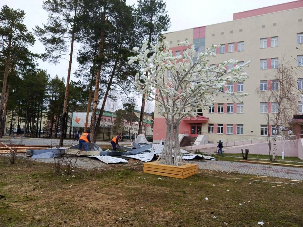    Сильный ветер снёс часть крыши больницы в Когалыме