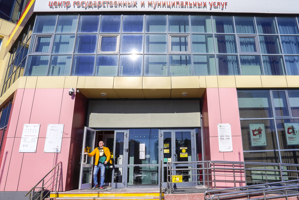    В Югре будут судить сотрудника МФЦ за незаконную постановку иностранцев на миграционный учёт