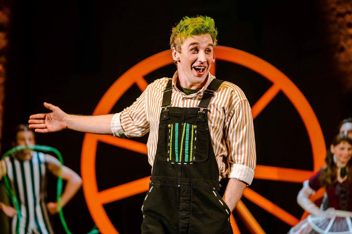 Лукич - главный герой, спешит на помощь фруктам