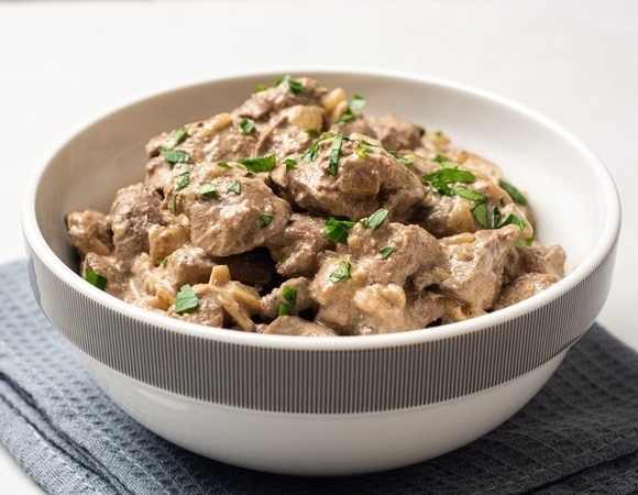 «Понравилось всей семье»: как приготовить куриную печень в сметане — всего 15 минут и блюдо готово