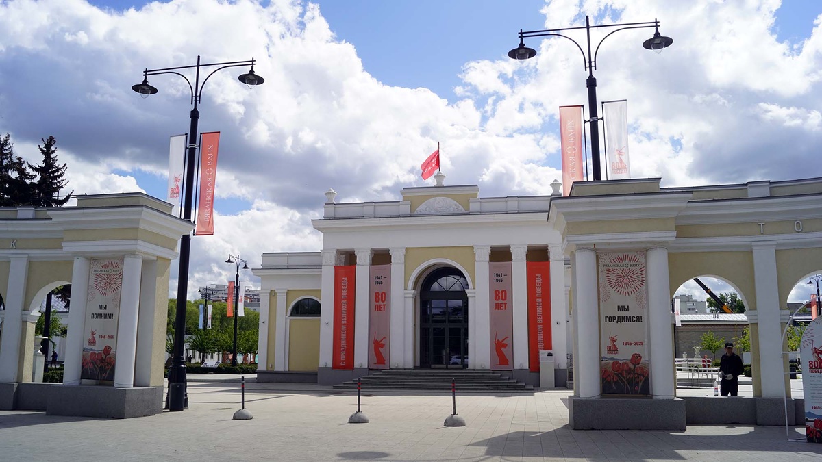 Так выглядит главный вход на территорию Рязанской ВДНХ. Все постройки были возведены в стиле сталинского ампира