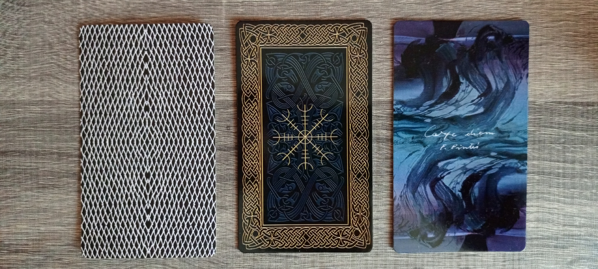 Слева направо: Дикое неизвестное Таро, Таро Рун, Таро Ференца Пинтера.