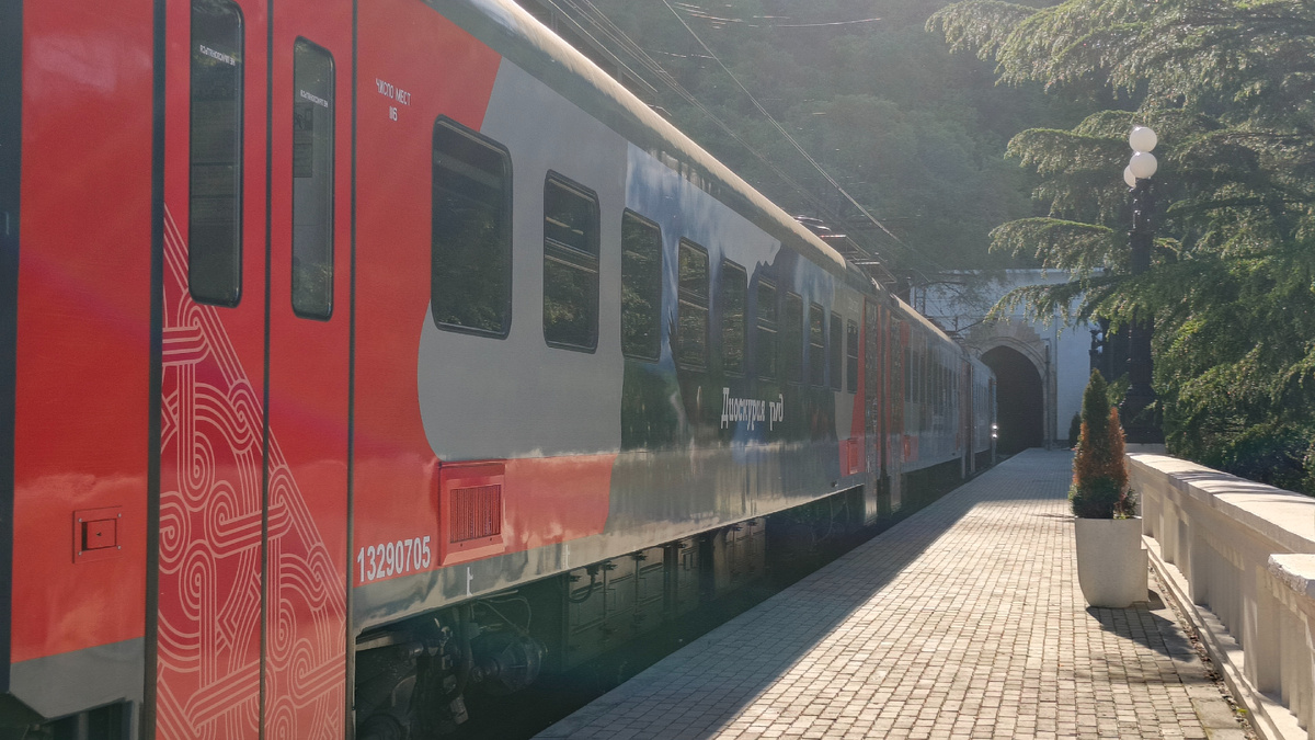 Электропоезд "Диоскурия" на станции Абаата в Гагре, май 2025. Фото автора.