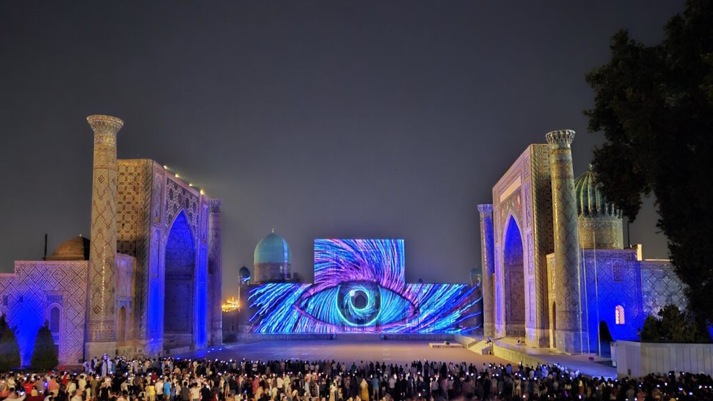 Фрагмент лазерного шоу на площади Регистан