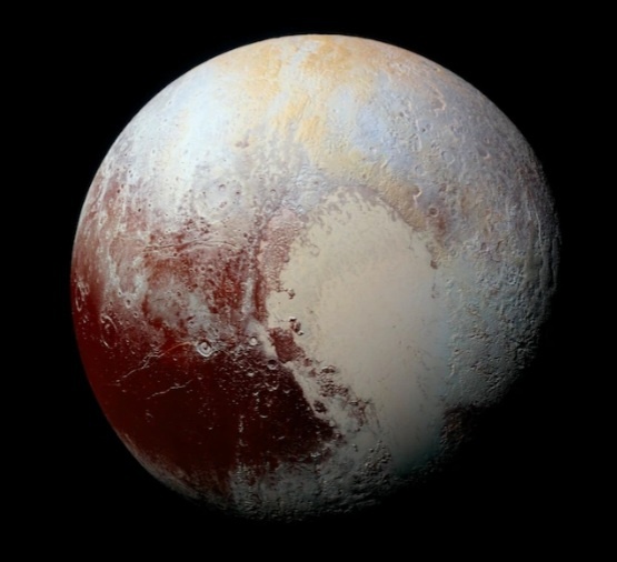 На этом снимке Плутона, сделанном НАСА в 2015 году, сочетаются синий, красный и инфракрасный цвета. В 2006 году Международный астрономический союз понизил статус Плутона до одной из десятков карликовых планет.