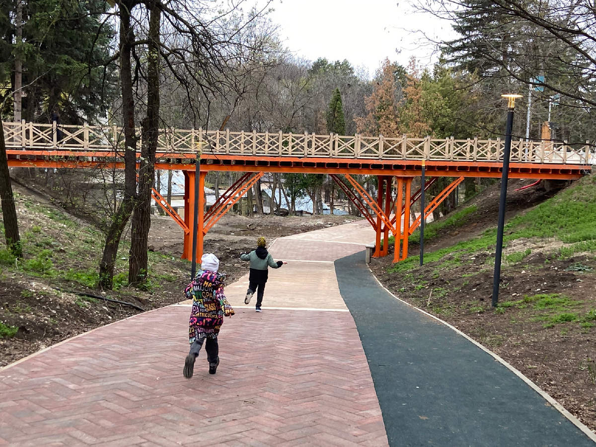 Дети побежали, брат впереди