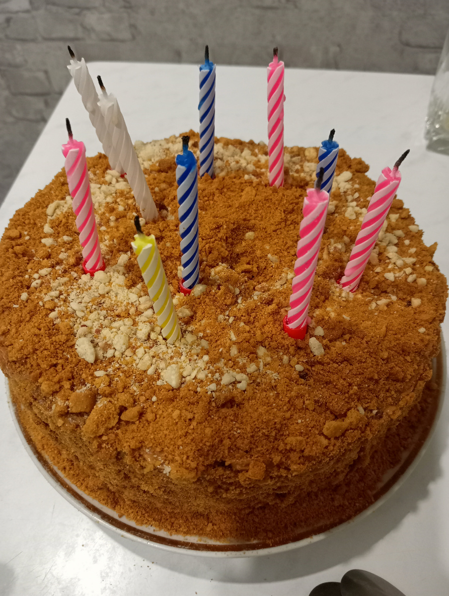 Тортик. Медовик с кремом "коровка".  Ооооочень вкусный. Количество свечек ни чём не говорит и совершенно не соответствует возрасту именинницы - поставили все, какие нашли 😁, дочь очень настаивала.