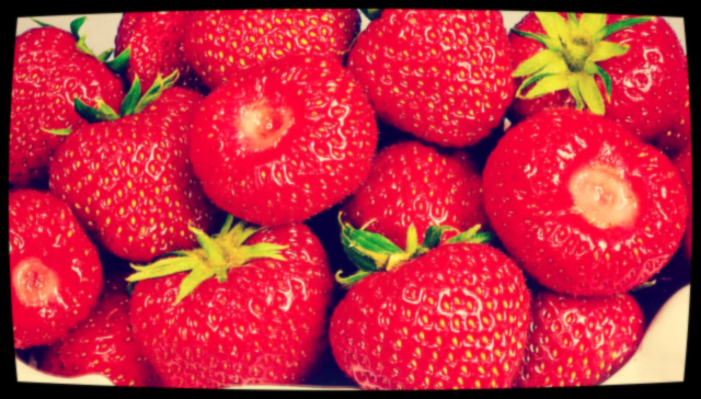 Клубника очень полезна, про уникальность ягоды дальше будет ссылка.