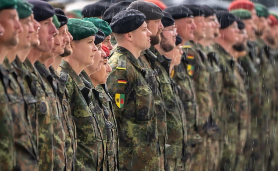 Солдаты Бундесфера на плановом построении 45-й танковой бригады 22 мая в Литве © dpa