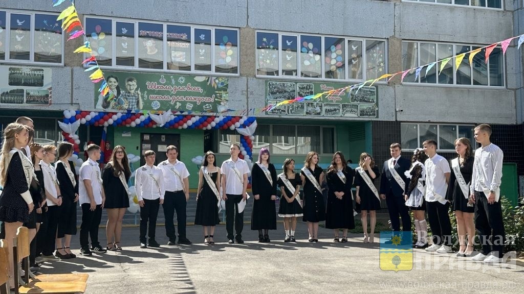     «Хочу связать свою судьбу с Волжским»: в 28 школе последний звонок прозвенел для 24 выпускников
