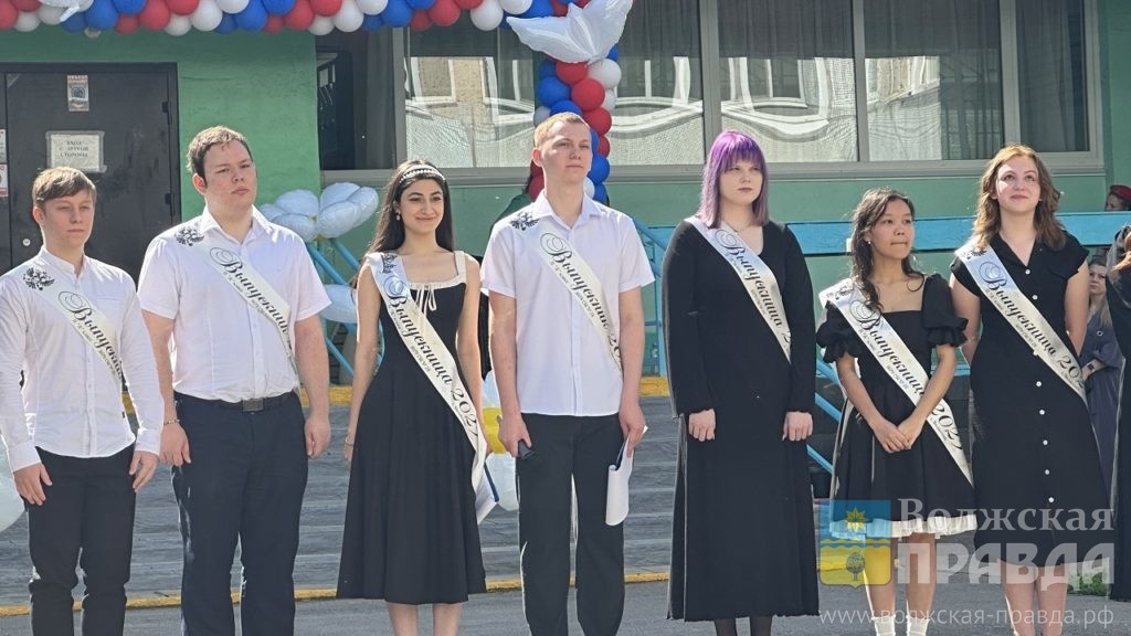     «Хочу связать свою судьбу с Волжским»: в 28 школе последний звонок прозвенел для 24 выпускников
