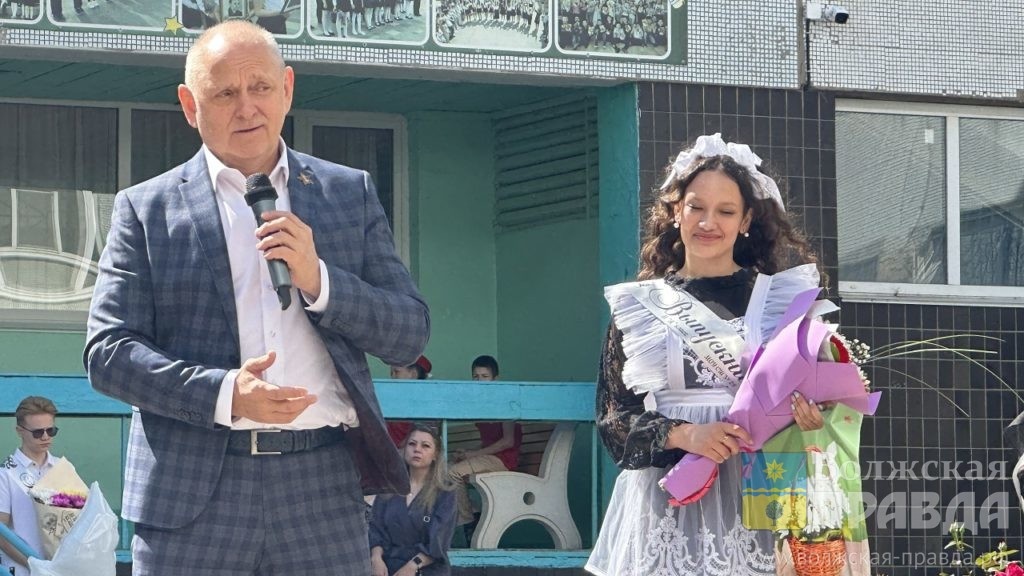     «Хочу связать свою судьбу с Волжским»: в 28 школе последний звонок прозвенел для 24 выпускников
