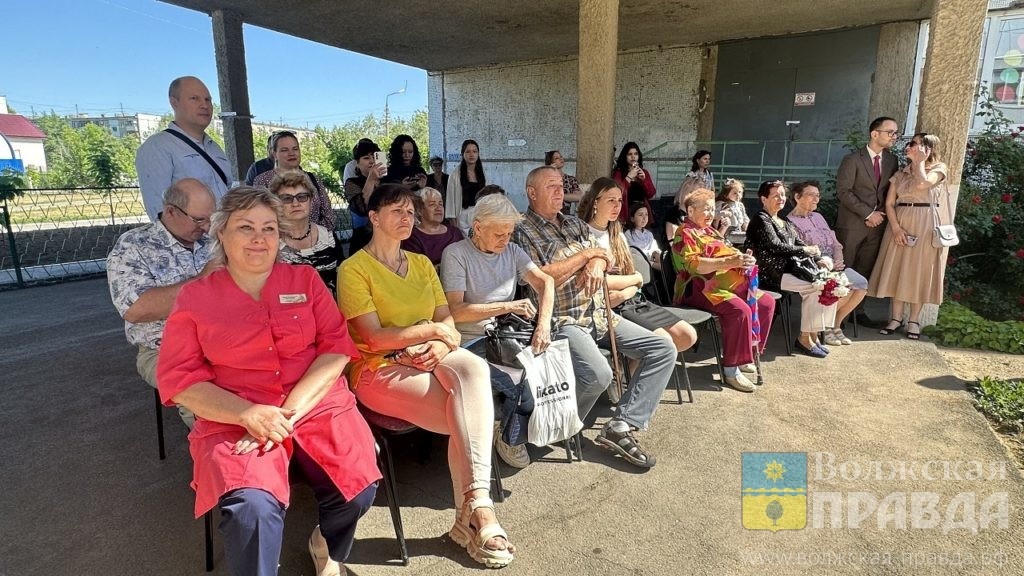     «Хочу связать свою судьбу с Волжским»: в 28 школе последний звонок прозвенел для 24 выпускников
