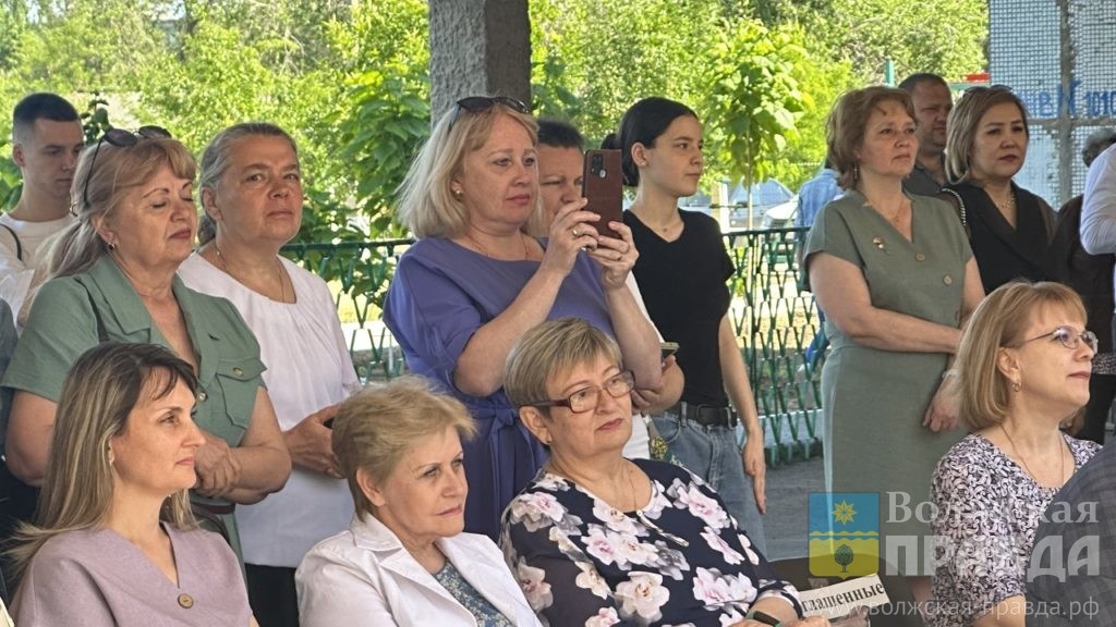     «Хочу связать свою судьбу с Волжским»: в 28 школе последний звонок прозвенел для 24 выпускников
