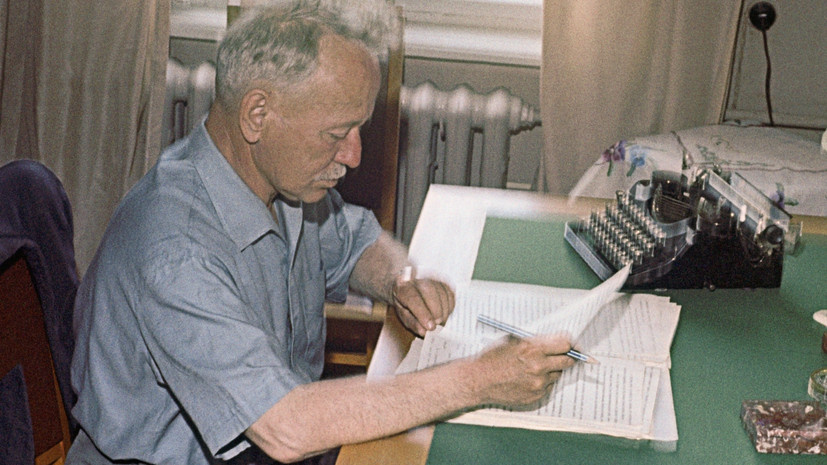     Писатель Михаил Александрович Шолохов (1905-1984) в своем рабочем кабинете в станице Вёшенская РИА Новости Яков Рюмкин