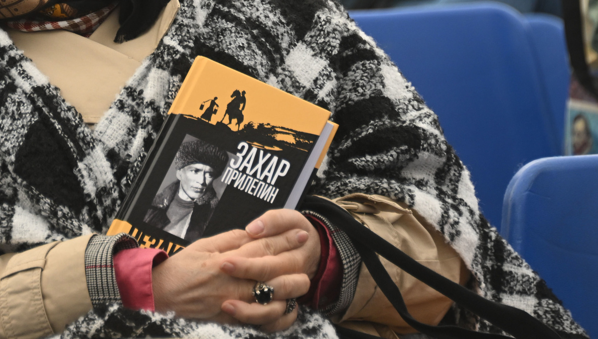     Посетители на презентации книги писателя Захара Прилепина «Шолохов. Незаконный» на IX книжном фестивале «Красная площадь» в Москве / РИА Новости / Кирилл Каллиников