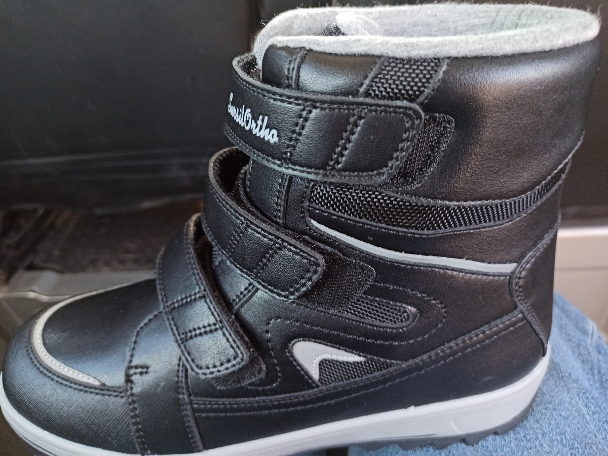 Вид сбоку: густой мех внутри,жесткий задник,три липучки и ортопедическая стелька для устойчивой фиксации стопы. Натуральная кожа,кстати.