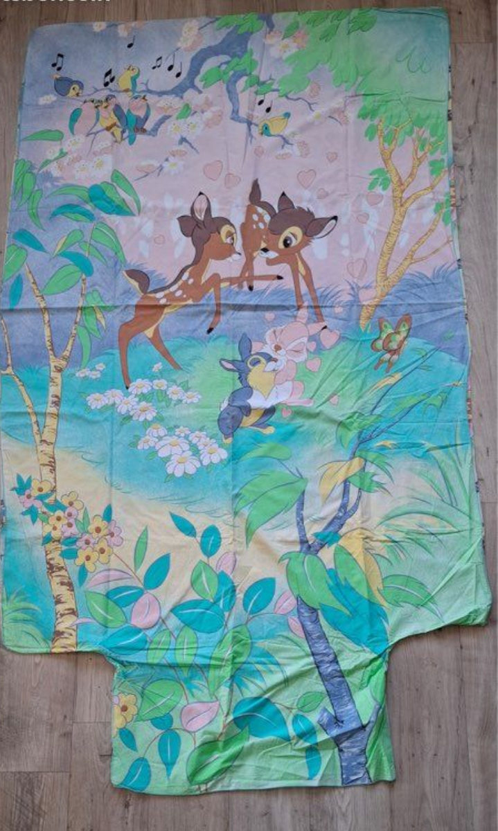 У основания этого «хвостика» расположена дырка, через которую одеяло можно засунуть в пододеяльник. Само одеяло, естественно, нормальной прямоугольной формы. Так что «хвостик» пододеяльника легко подтыкается под матрас, и ноги таким образом остаются как бы в спальном мешке. 