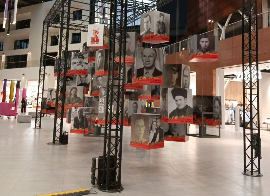 Хотя при всех минусах, патриотическую композицию оформили и в "Гудке", фото автора.