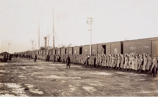Прибытие эшелонов с русскими войсками в порт Далянь (Дальний), март 1916. На заднем плане видны пароходы у причала.