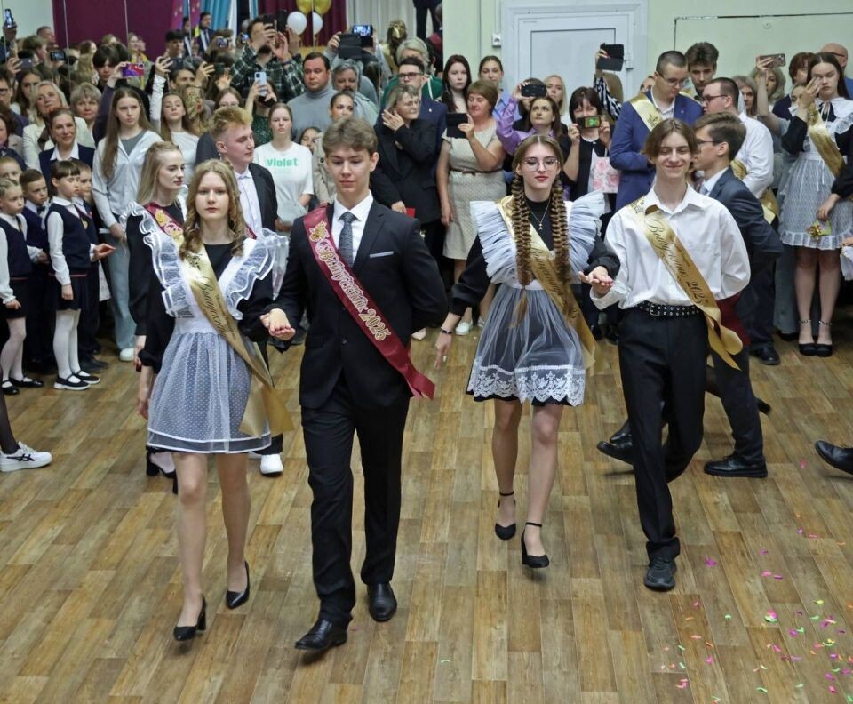    Виктор Томенко заехал на последний звонок в школу № 125 Барнаула. Источник: t.me/tomenko_22