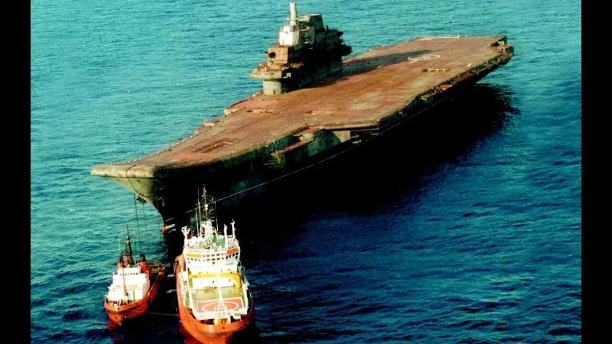 Авианосец "Варяг" - буксировка