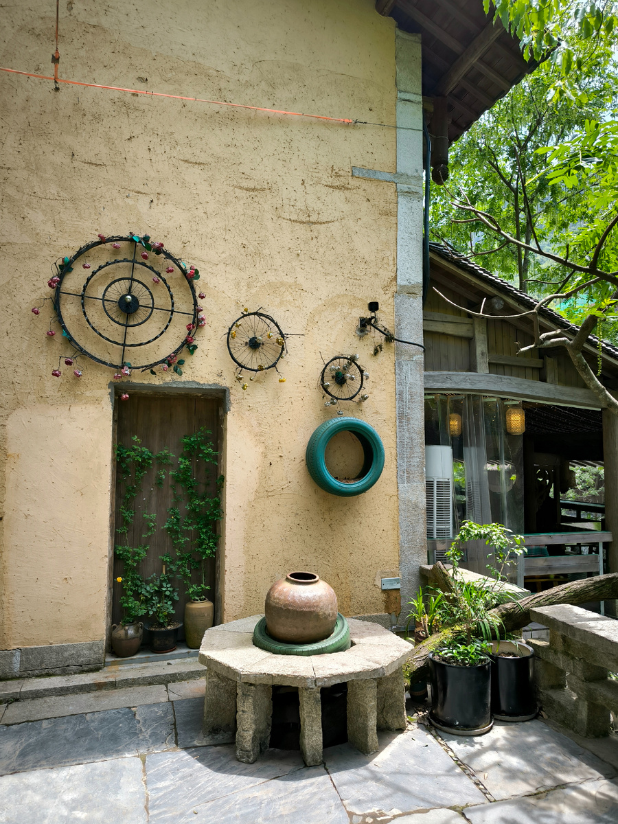 Вот как у китайских дизайнеров получается так тонко располагать объекты относительно друг друга? Не очевидная на первый взгляд гармония. 