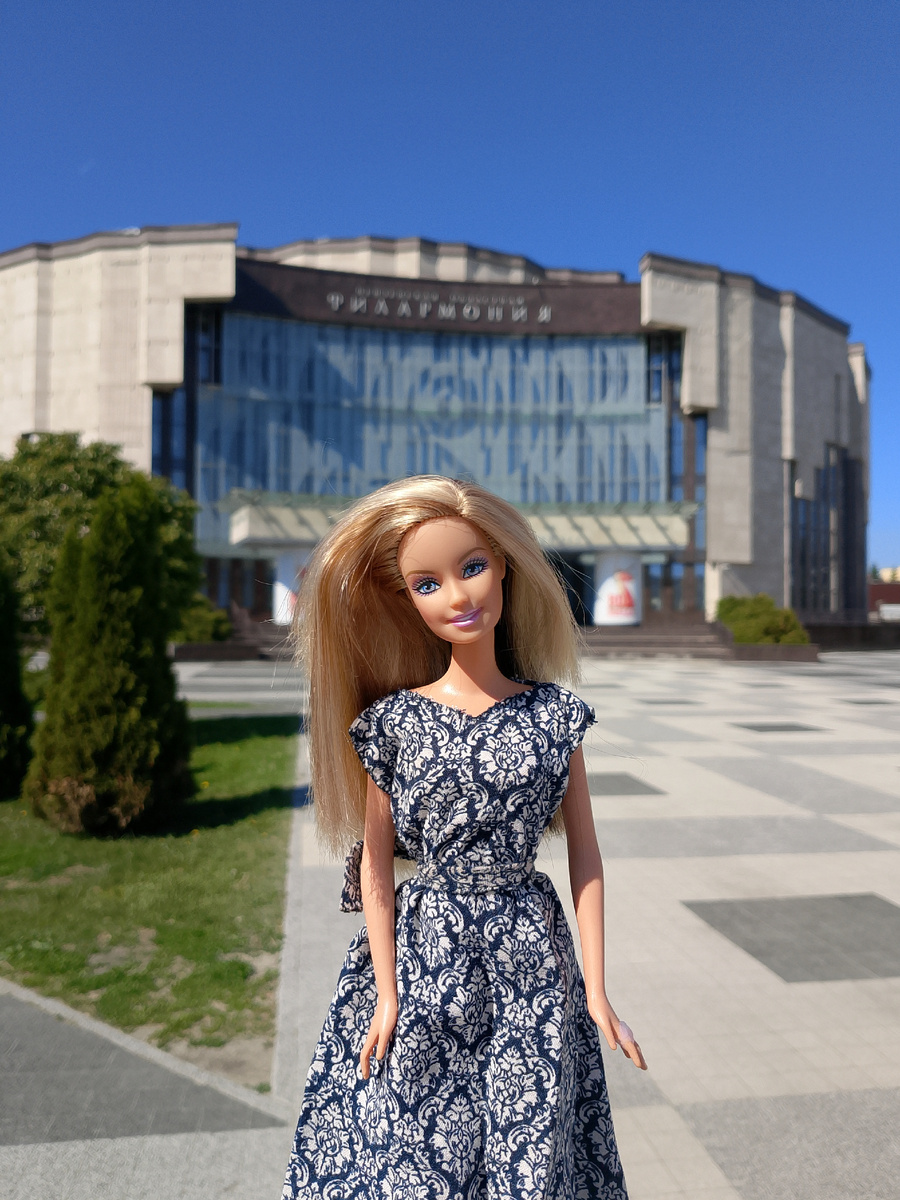 Наташа на фоне Филармонии