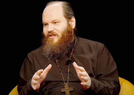    «Овощебаза с триколором». Священник РПЦ осудил православных мужчин за неспешность в создании семьи