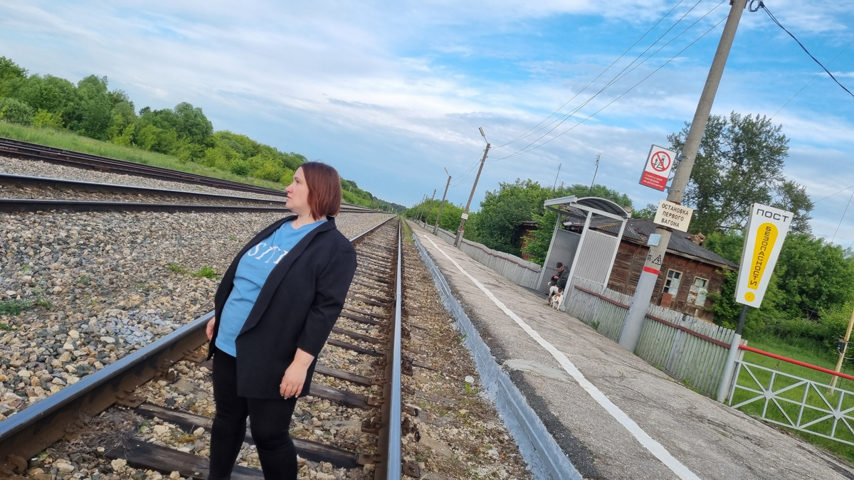 Фото из деревни, в которой находится дача Васиной мамы символизирует выбор пути)