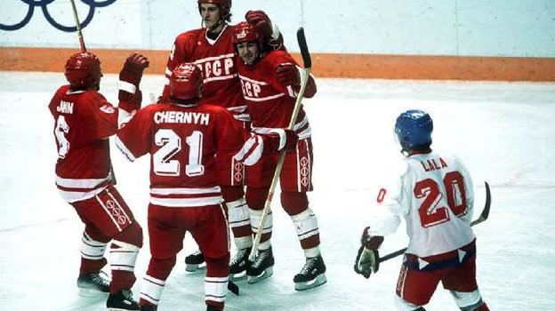 Александр Черных празднует заброшенную шайбу с партнерами по сборной. Фото ФХР