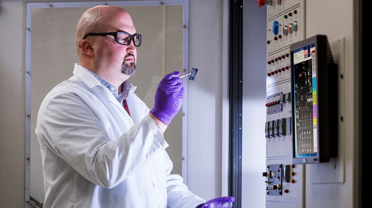 Джон Пирс, старший инженер-исследователь в APL, изучает плёнку, выращенную с помощью химического осаждения из паровой фазы металлоорганических соединений — метода, известного своей масштабируемостью, экономической эффективностью и способностью поддерживать крупносерийное производство.    
 Источник: Johns Hopkins APL / Craig Weiman  📷
